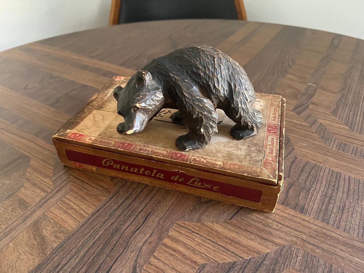 ネイティブアメリカンの手彫りの熊 | 冥王星