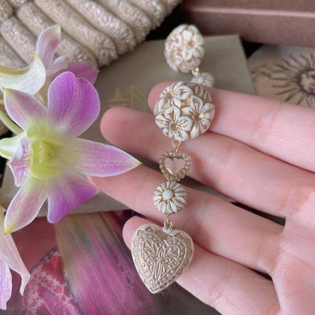 ANG l Ivory Flower Heart
