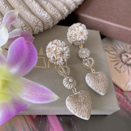 ANG l Ivory Flower Heart