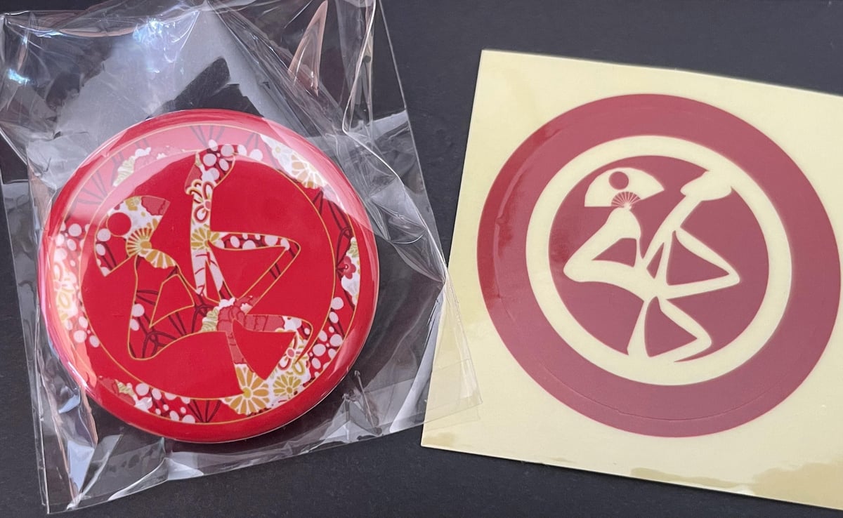 RED】和柄ロゴ缶バッジ＋防水ステッカー朱色 | ZAPP ONLINE STORE