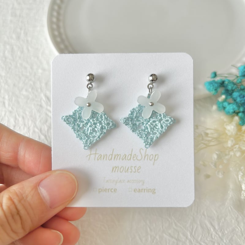 お花とひし形のピアス/イヤリング 水色 | HandmadeShop mousse
