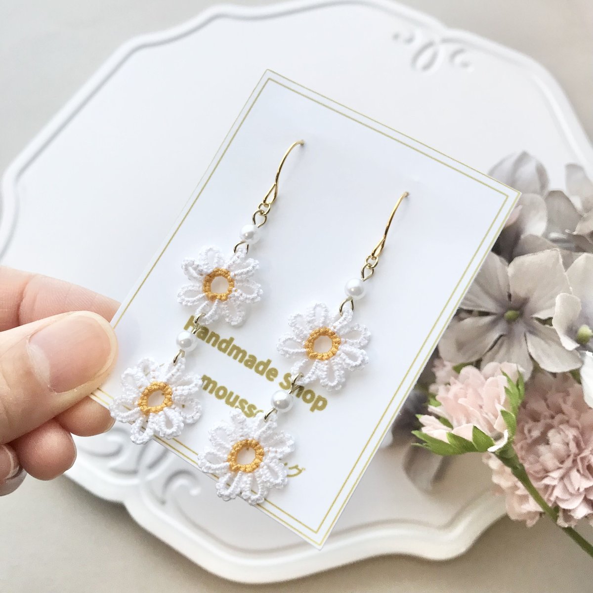 タティングレースのデイジー畑ピアス/イヤリング オレンジ  