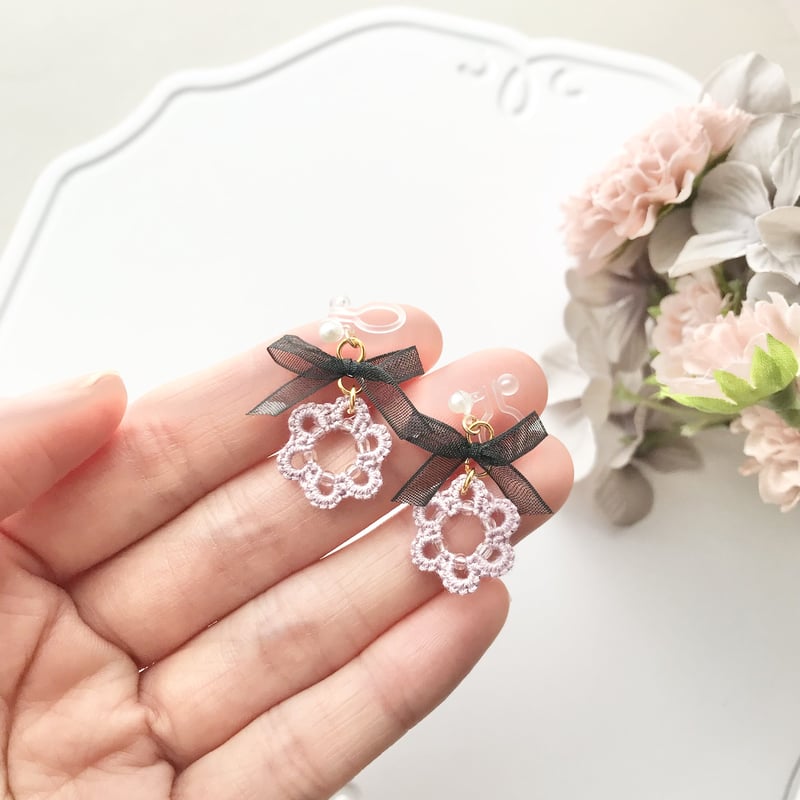 タティングレースの黒リボンピアス/イヤリング くすみパープル