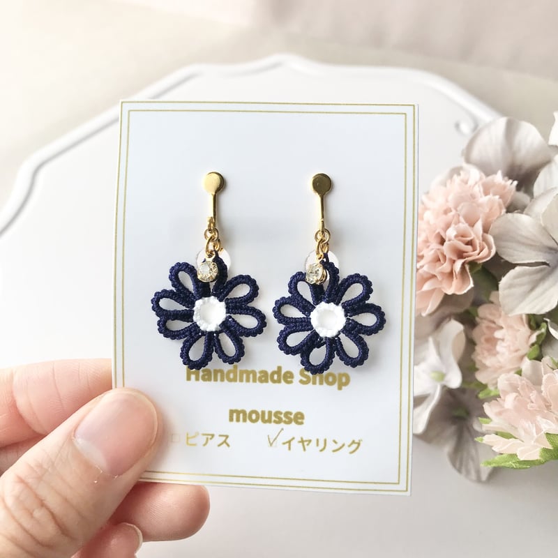 タティングレースの一輪デイジーピアス/イヤリング ビジュー付き