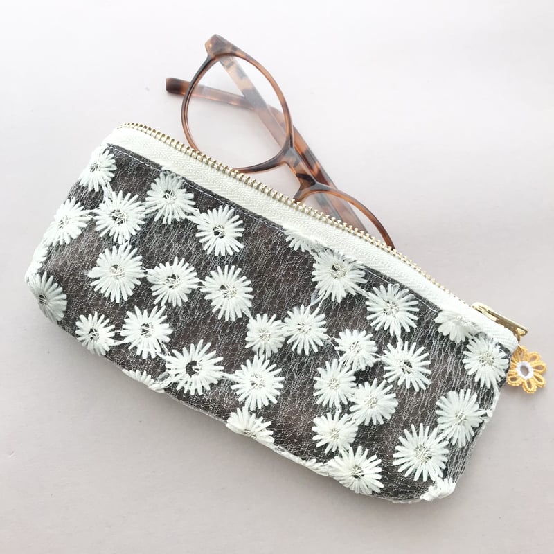 ファスナーレースポーチ（チャーム付き）こげ茶色 | HandmadeShop