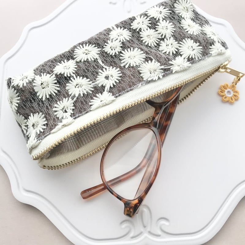 ファスナーレースポーチ（チャーム付き）こげ茶色 | HandmadeShop