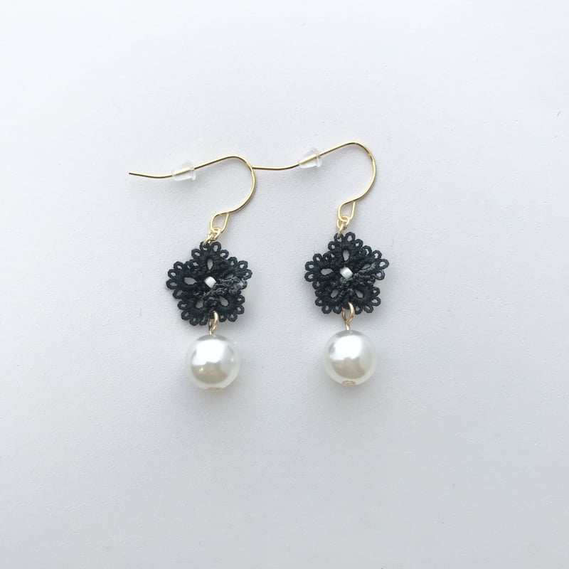 パールとお花のピアス/イヤリング 黒 | HandmadeShop mousse