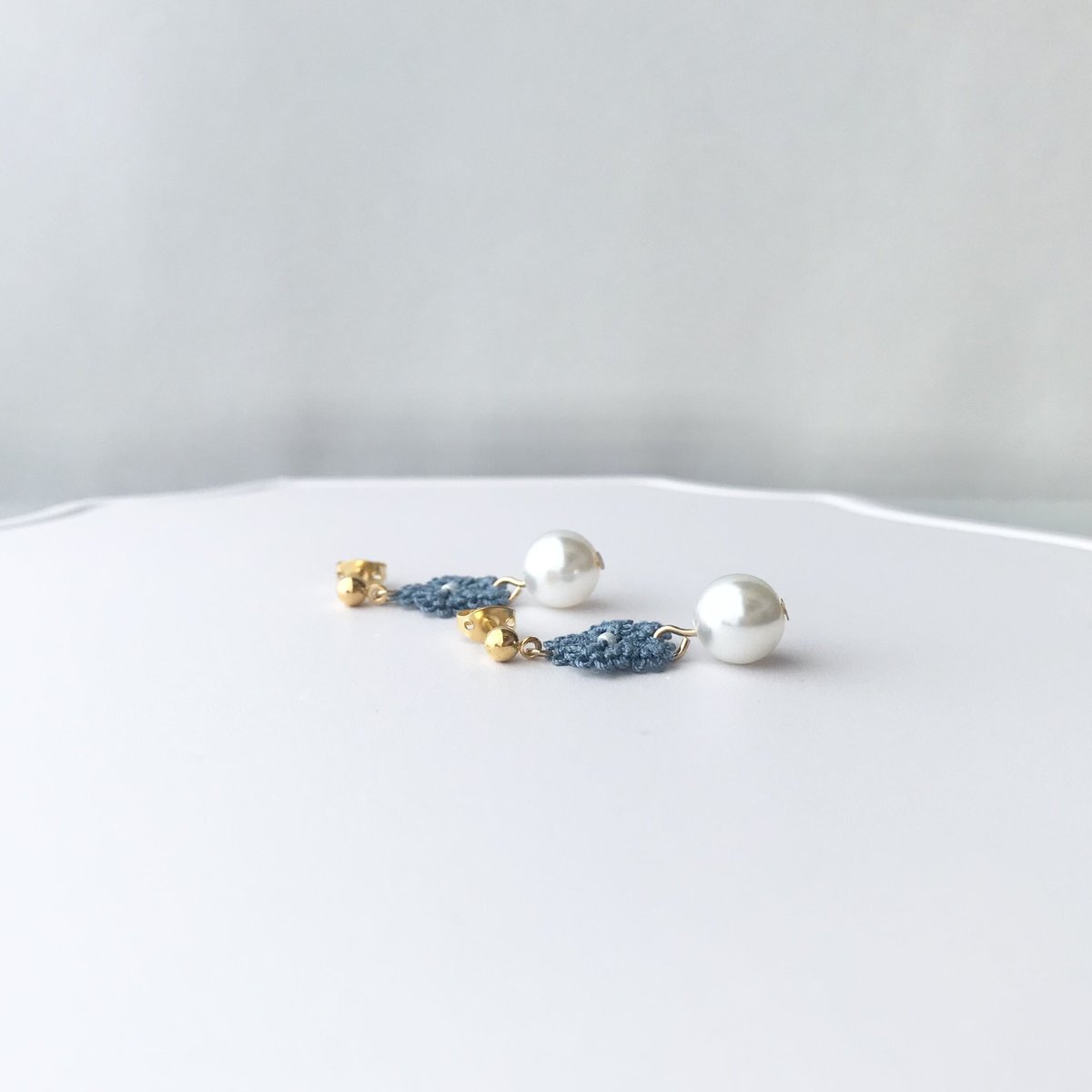 パールとお花のピアス/イヤリング くすみブルー | HandmadeShop mousse