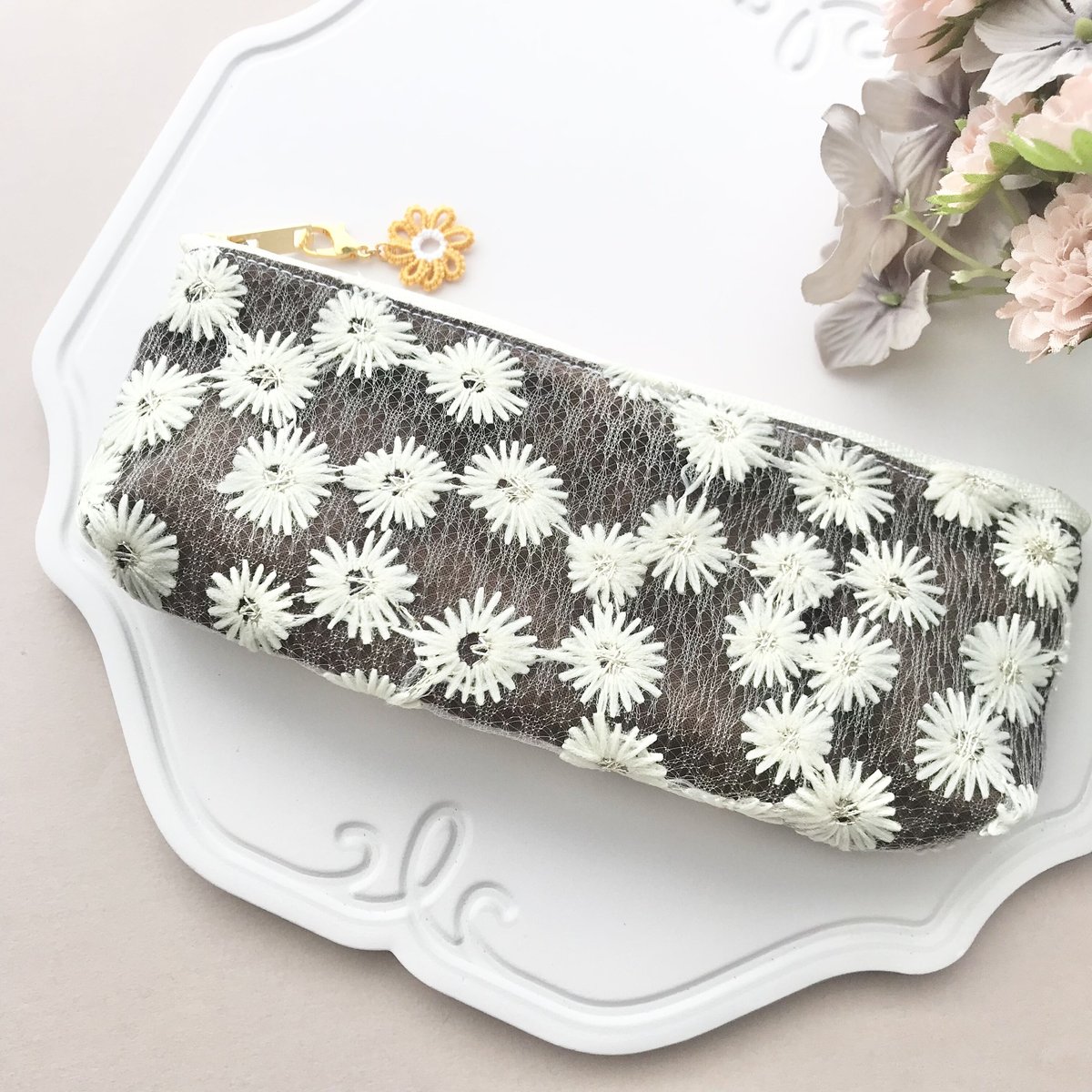 ファスナーレースポーチ（チャーム付き）こげ茶色 | HandmadeShop