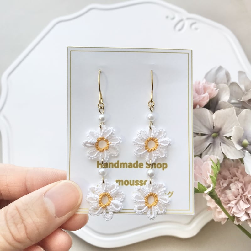 タティングレースのデイジー畑ピアス/イヤリング オレンジ