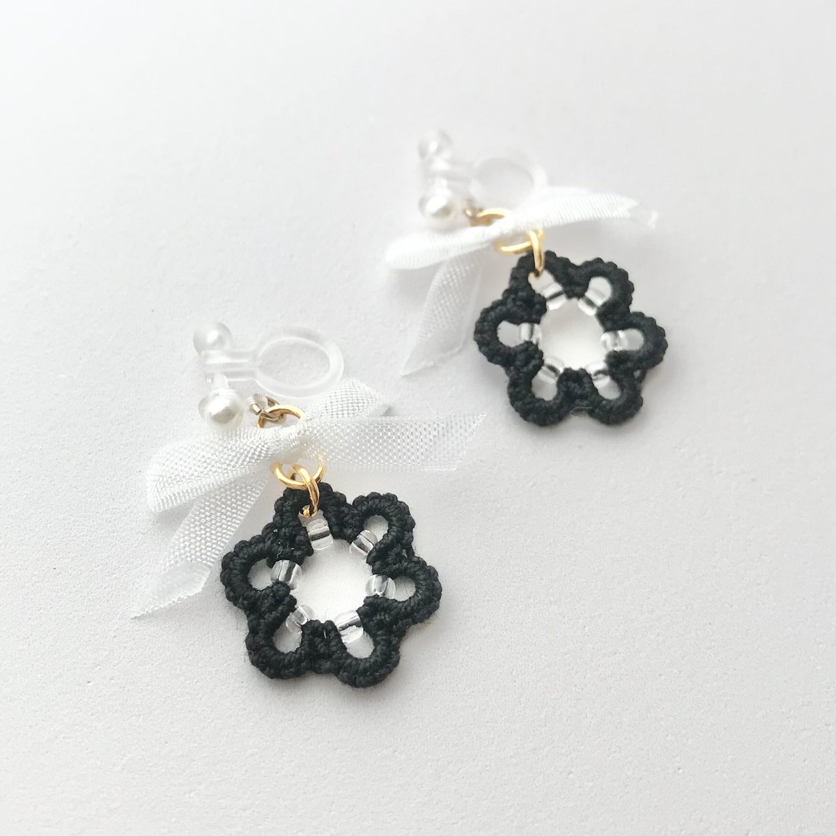 白リボンピアス/イヤリング 黒 | HandmadeShop mousse（ハンドメイド 