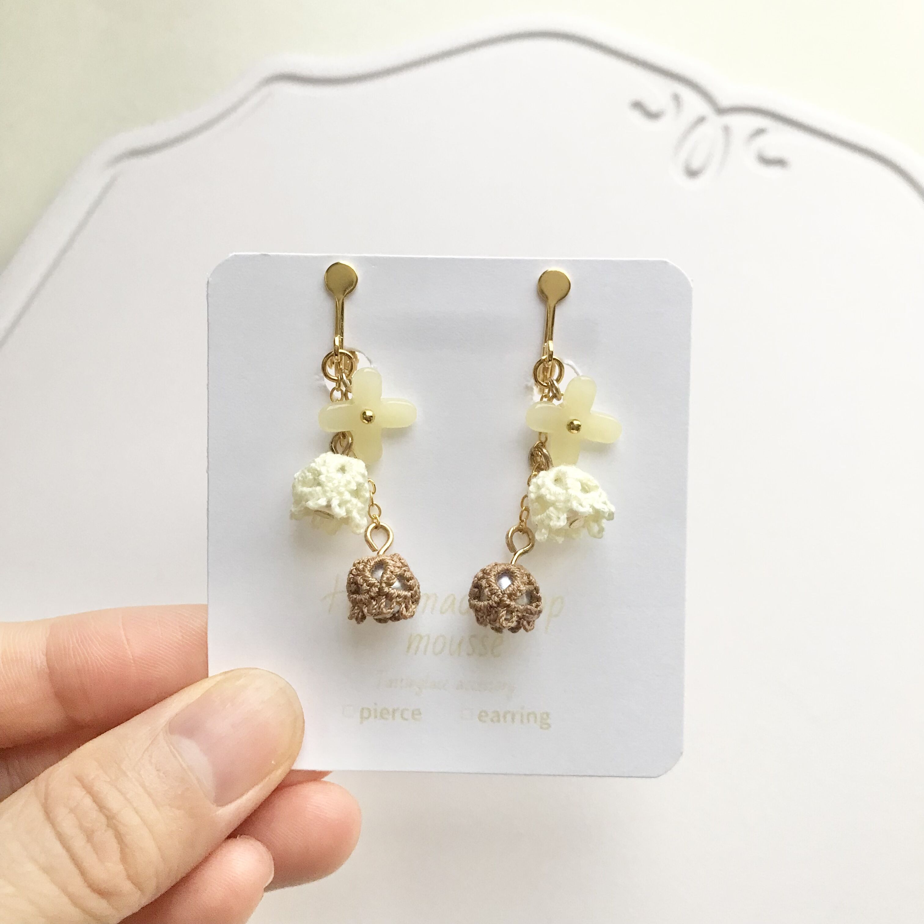セール品〉すずらんピアス/イヤリング ベビーイエロー×茶色