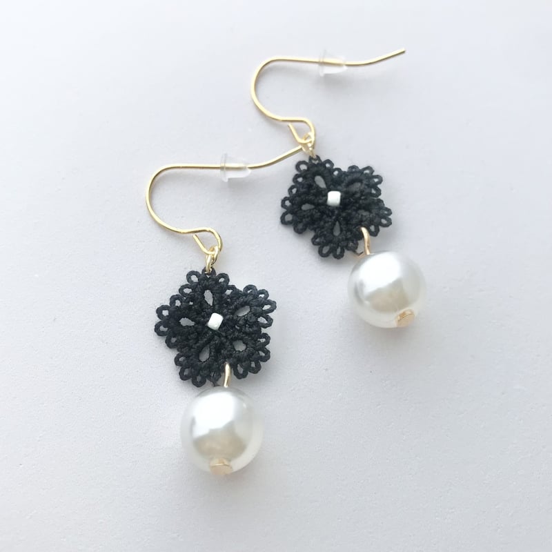パールとお花のピアス/イヤリング 黒 | HandmadeShop mousse  
