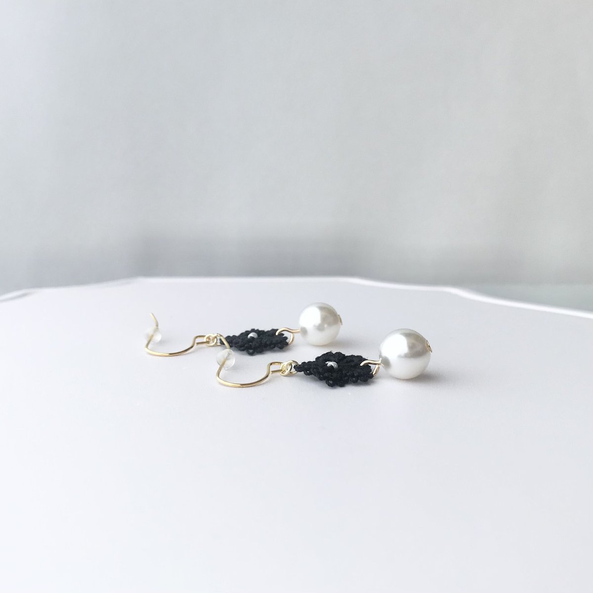 パールとお花のピアス/イヤリング 黒 | HandmadeShop mousse 
