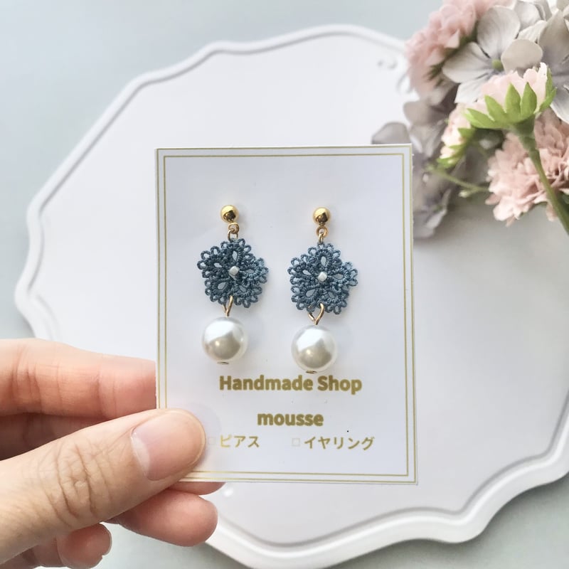 N.133 お花 スクエア くすみブルー マーブル パール 春 イヤリング パールとお花のピアス/イヤリング くすみブルー | HandmadeShop mousse