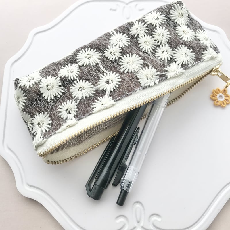 ファスナーレースポーチ（チャーム付き）こげ茶色 | HandmadeShop