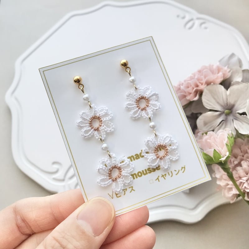 タティングレースのデイジー畑ピアス/イヤリング オレンジベージュ