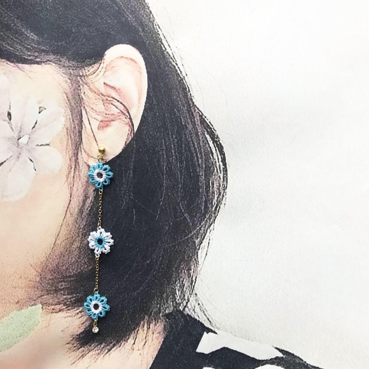 タティングレースのビジュー付きデイジーピアス/イヤリング ターコイズ  