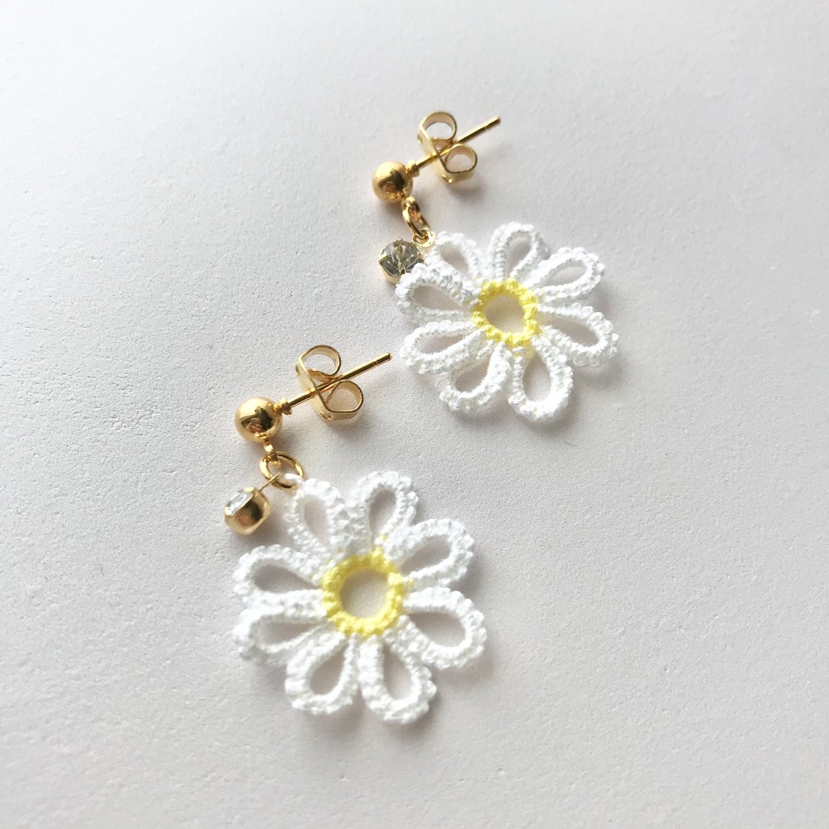 タティングレースの一輪デイジーピアス/イヤリング ビジュー付き  