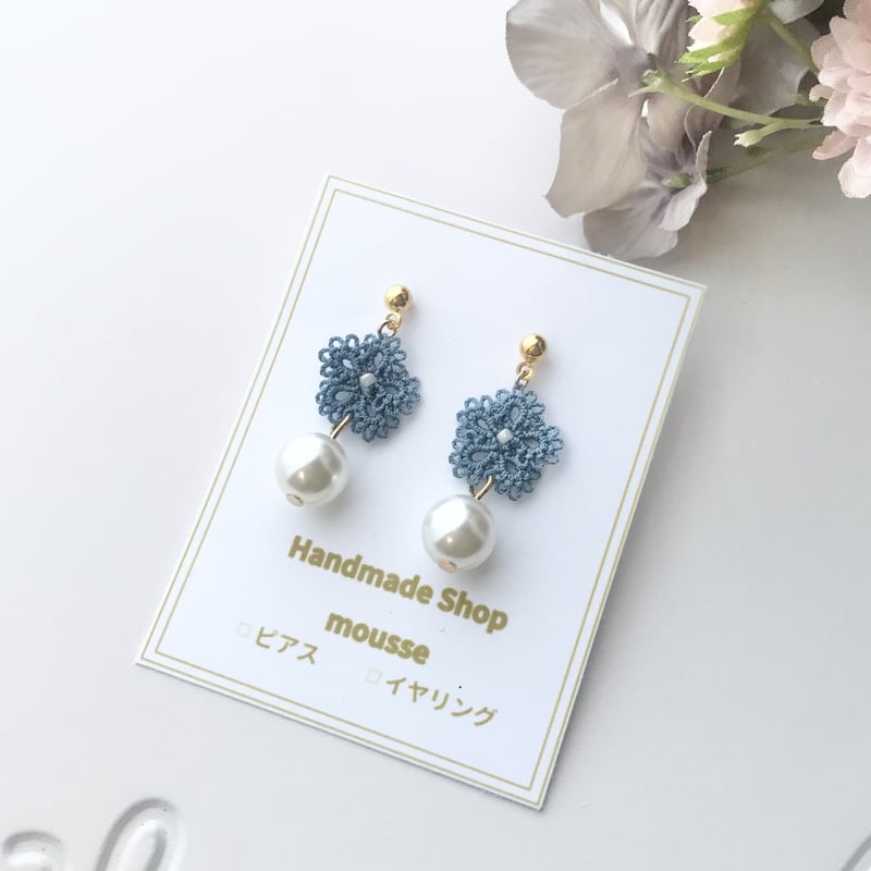 パールとお花のピアス/イヤリング くすみブルー | HandmadeShop mousse 