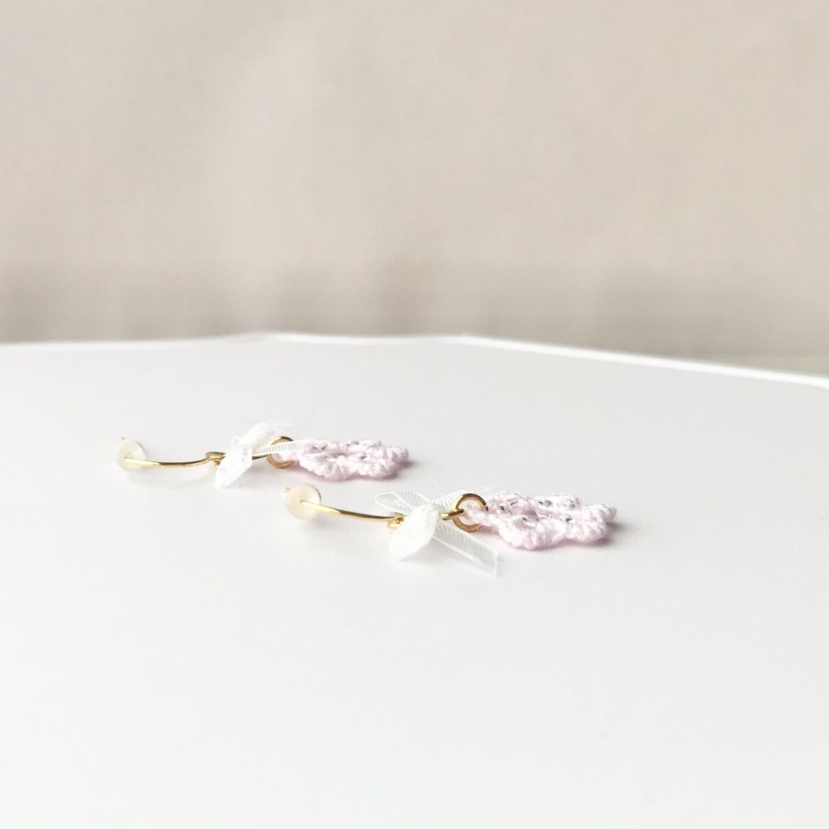 白リボンピアス/イヤリング ピンク | HandmadeShop mousse 