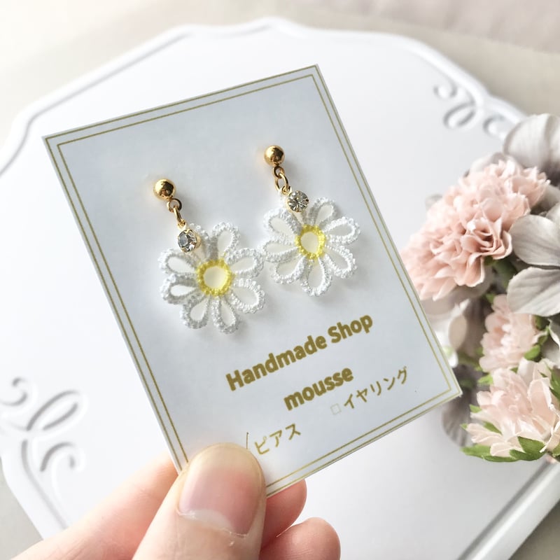 タティングレースの一輪デイジーピアス/イヤリング ビジュー付き