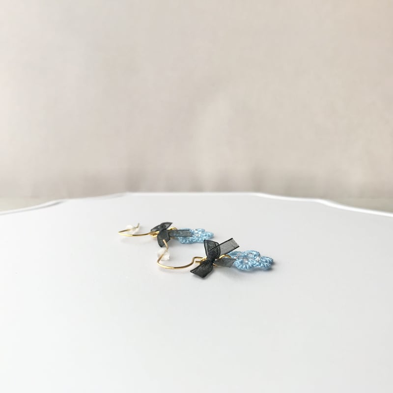 タティングレースの黒リボンピアス/イヤリング | HandmadeShop mousse