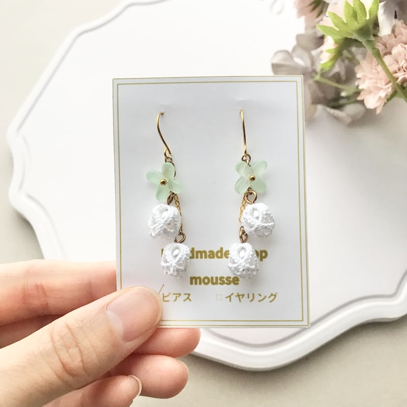 10mm x 10mm すずらんイヤリング すずらんピアス/イヤリング 白 | HandmadeShop mousse（ハンドメイド