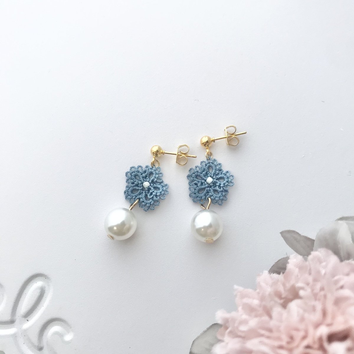 N.133 お花 スクエア くすみブルー マーブル パール 春 イヤリング パールとお花のピアス/イヤリング くすみブルー | HandmadeShop mousse
