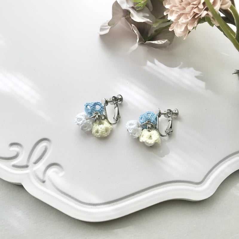 イヤリング　フラワービジューイヤリング　優しい空色 花束ピアス/イヤリング 優しいブルー | HandmadeShop mousse（ハンドメイド...
