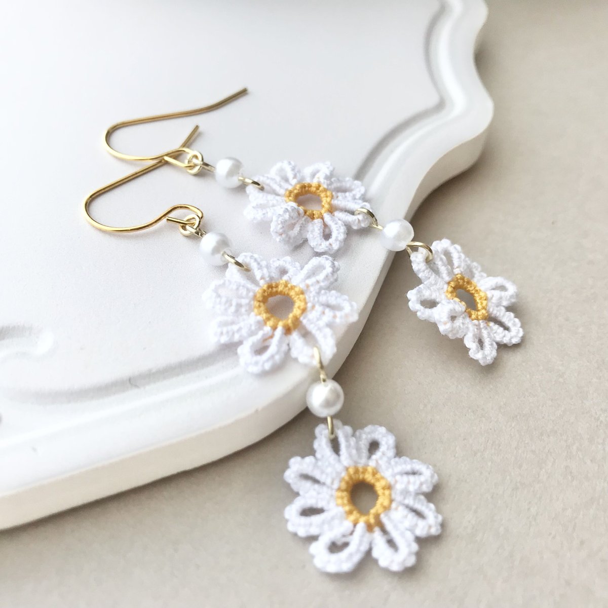 タティングレースのデイジー畑ピアス/イヤリング オレンジ  