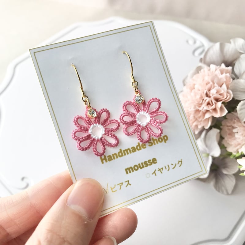タティングレースの一輪デイジーピアス/イヤリング ビジュー付き 濃い
