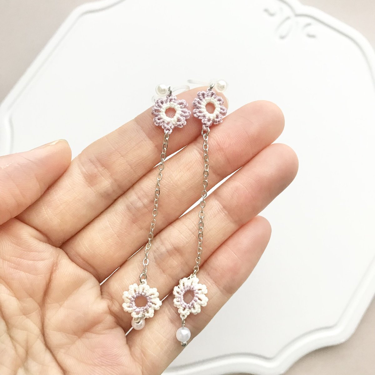 ゆらゆら小粒デイジーピアス/イヤリング くすみパープル×ホワイト 