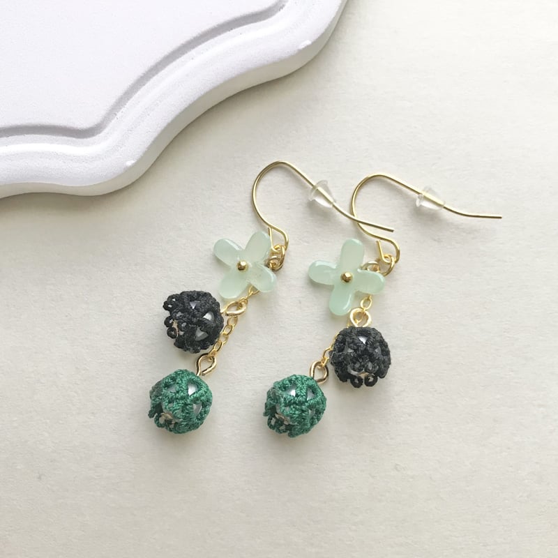 セール品〉すずらんピアス/イヤリング ブラック×深緑 | HandmadeShop