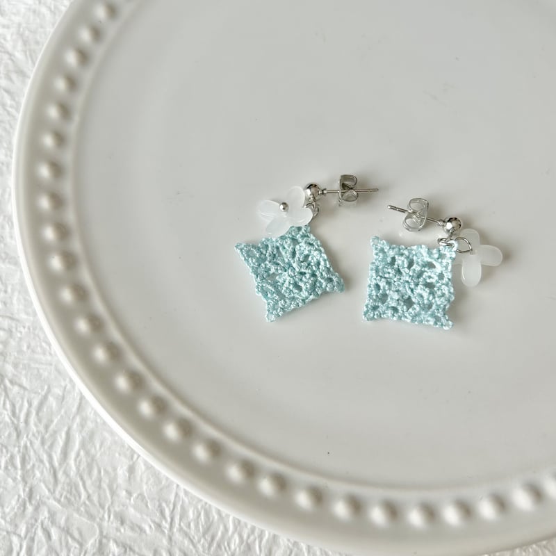 お花とひし形のピアス/イヤリング 水色 | HandmadeShop mousse