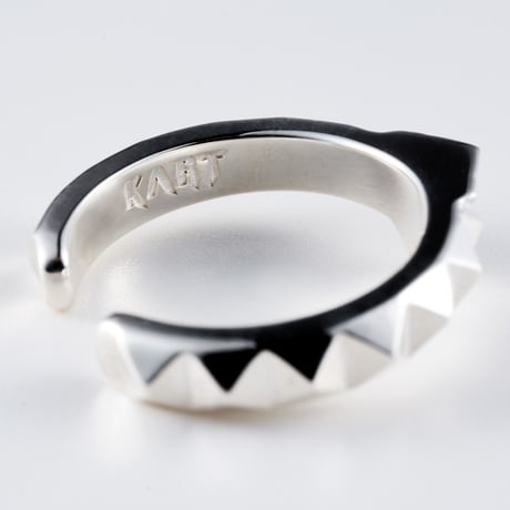 Tiny mono ring