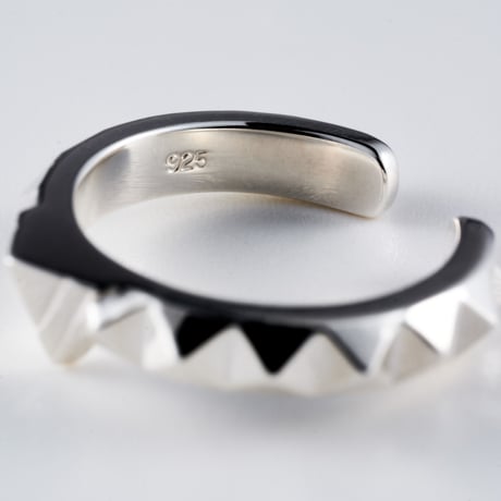 Tiny mono ring