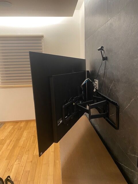 70インチまで対応のスイング金具 | DEPT WEB STORE