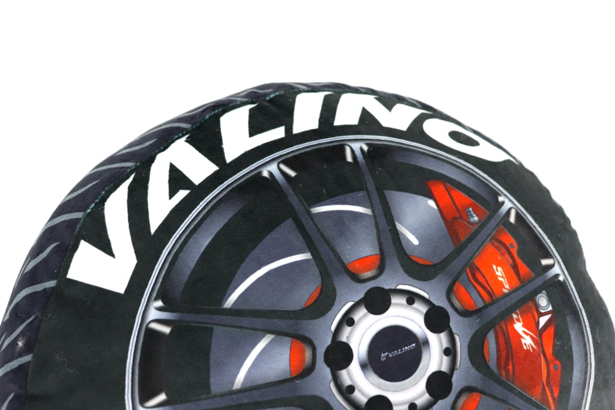 タイヤ型秋葉瑠世選手×VALINO S15シルビアタイヤクッション