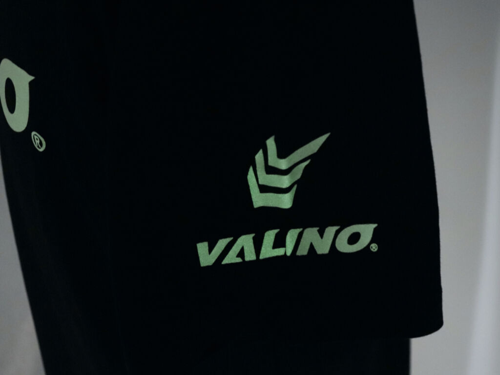 VALINOロゴが光る VALINO 蓄光ロゴTシャツ | VALINO TOKYO OFFI