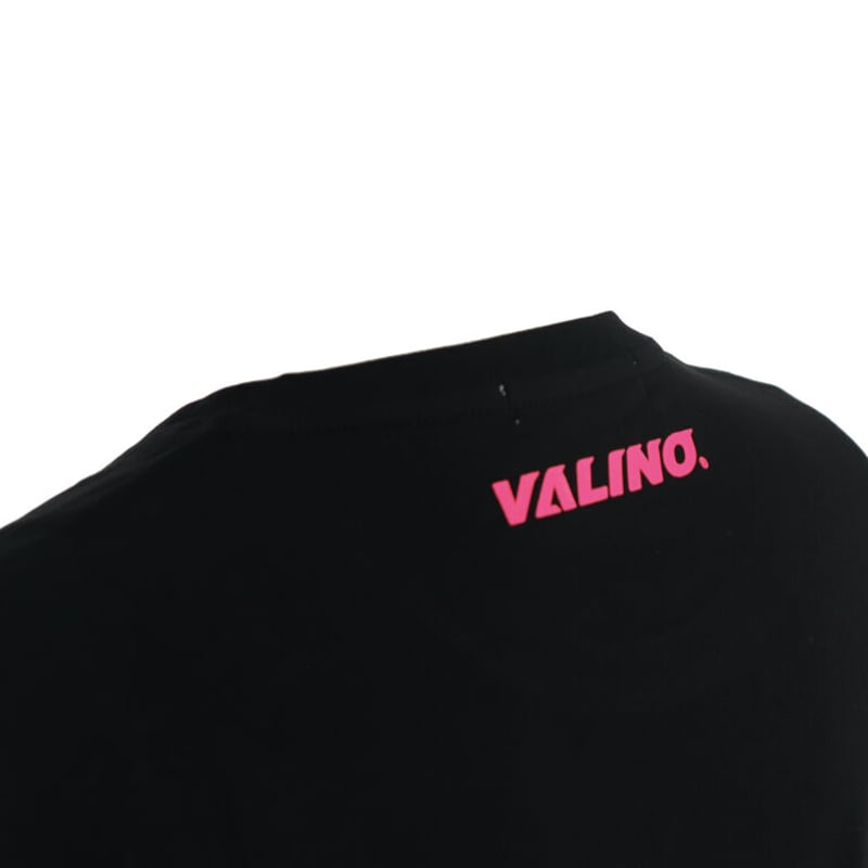 ピンクのVALINOロゴが際立つVALINO 蛍光ピンクロゴTシャツ