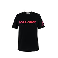 ピンクのVALINOロゴが際立つVALINO 蛍光ピンクロゴTシャツ