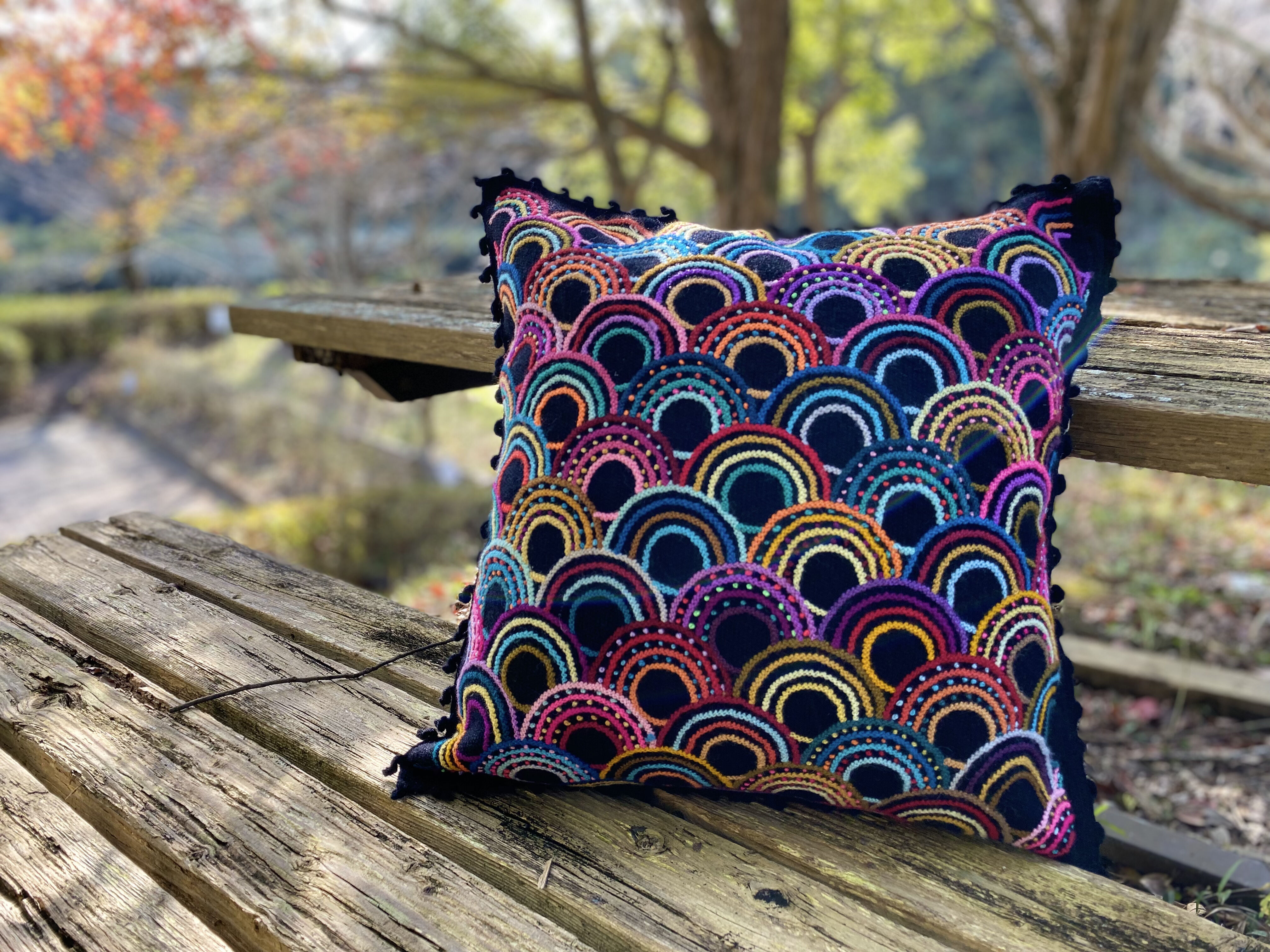ペルー チチカカ湖 ウロス島 刺繍 クッションカバー 現地購入 ペルーアルパカウール 手刺繍クッションカバー レインボー | MISKY