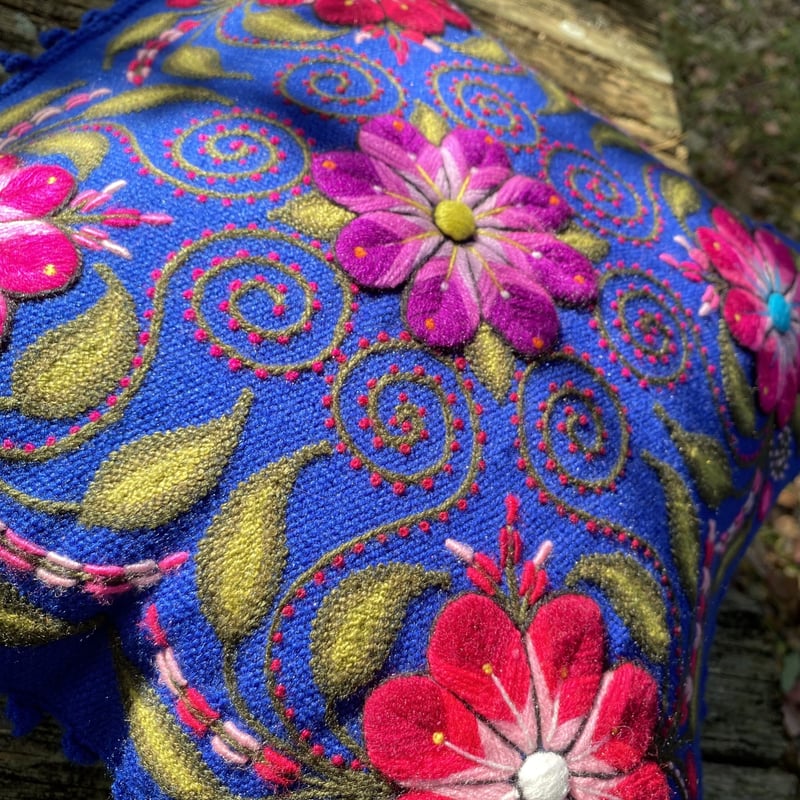 ペルーの手作り刺繍　アルパカブレンド　クッションカバー　伝統的な刺繍　45x45 ペルーアルパカウール 手刺繍クッションカバー レッド | MISKY