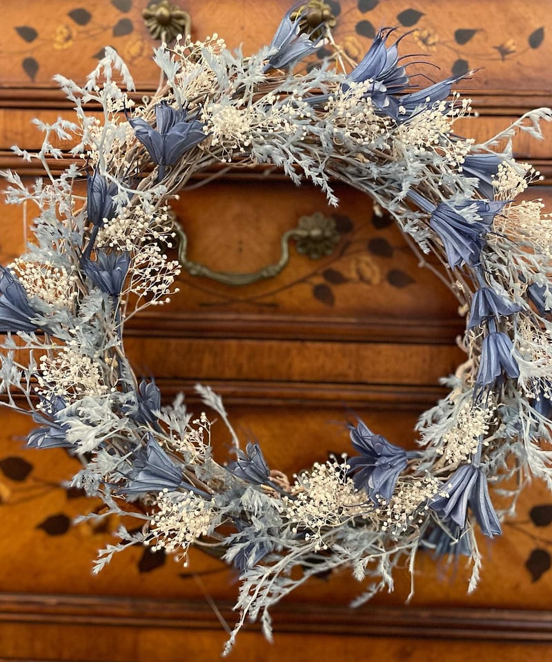 シャビーブルーのガーベラ♡ハーフリース　ブルーグレー　アンティーク調 シャビーブルーのガーベラ♡ハーフリース ブルーグレー