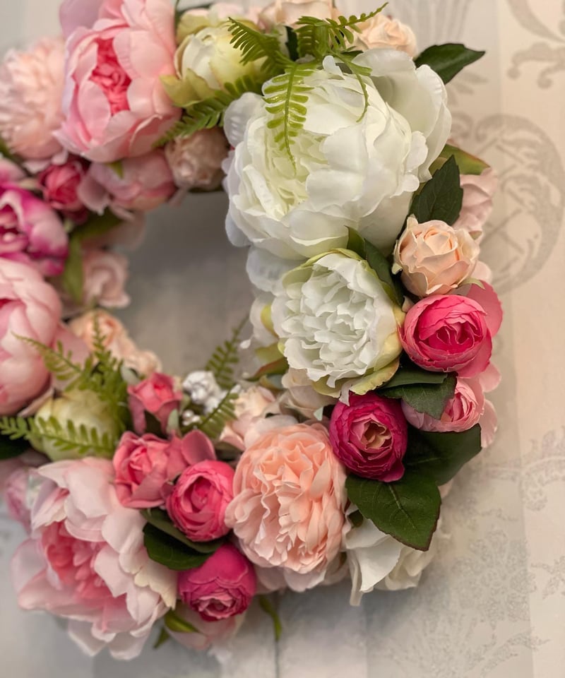 ピンクとオレンジのラナンキュラスとバインのリース