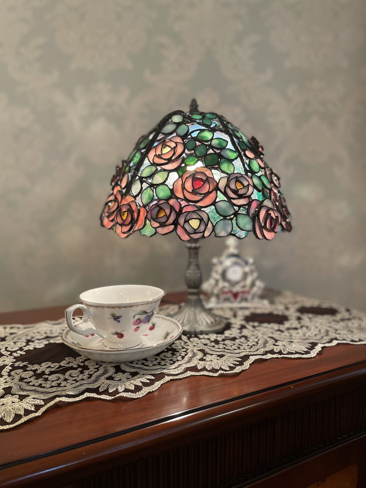 ピンクローズステンドグラスランプ | インテリア館 アリス