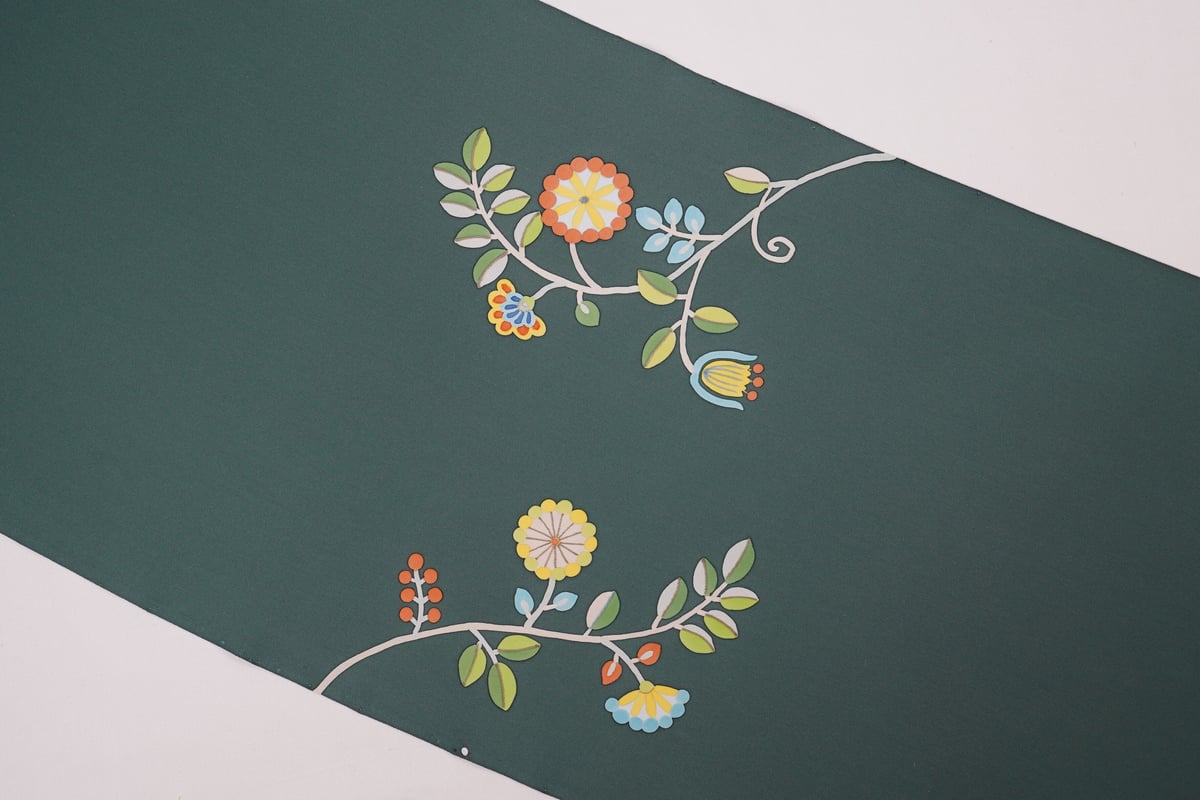 名古屋帯　煤竹色（草木染）　型絵染めの菊唐草　九寸名古屋帯　正絹 名古屋帯 煤竹色（草木染） 型絵染めの菊唐草 九寸名古屋帯 正絹