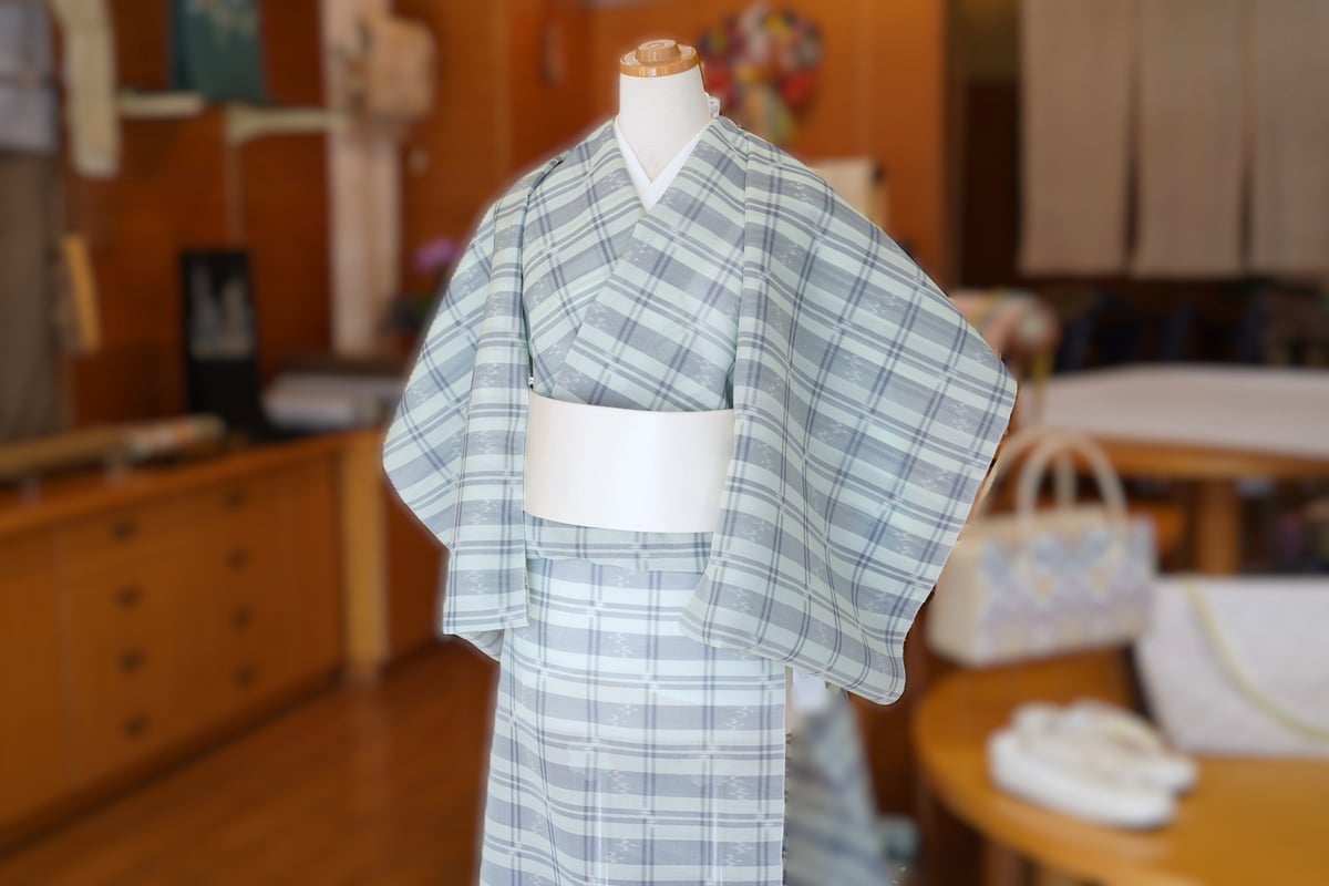 【極美品】本場琉球絣 壁上布 正絹 夏物 夏着物 新古品 夏紬 琉球かすり「壁上布・夏紬・格子・水色」 | MINOKO STORE