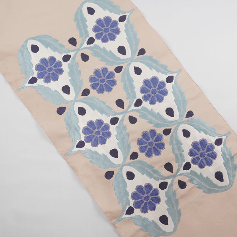 九寸(名古屋帯)「洛風林の帯・オスマン花文・灰桜色」 | MINOKO